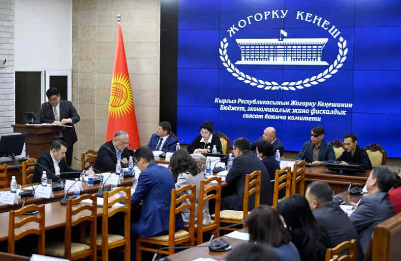 Депутаты Кыргызстана одобрили кредит на сельхозтехнику